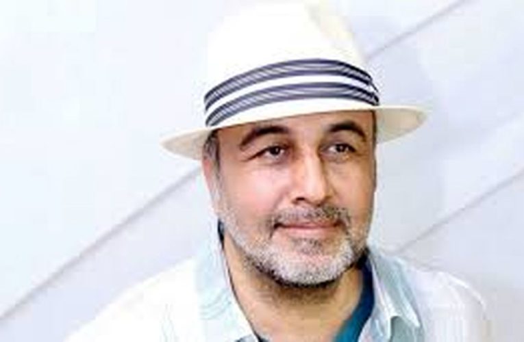 رضا عطاران با دست گچ گرفته در مراسم درگذشت پدرش در مشهد/عکس_آینده