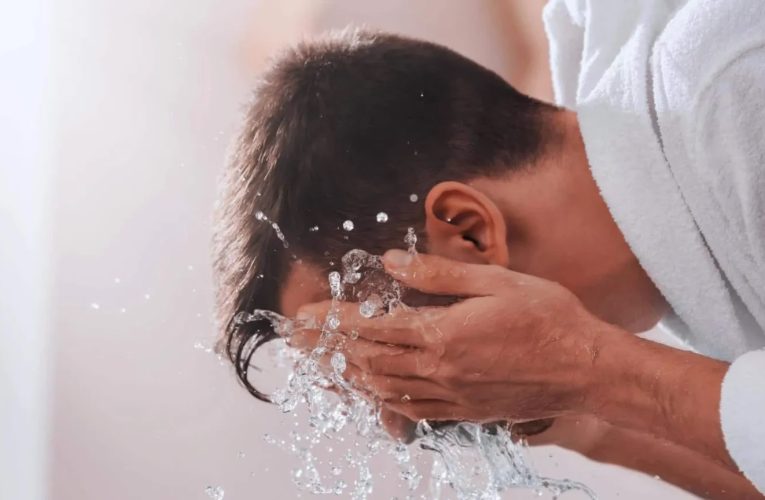 چرا شستن صورت با آب داغ علتتسریع فرآیند پیری پوست می شود؟_آینده