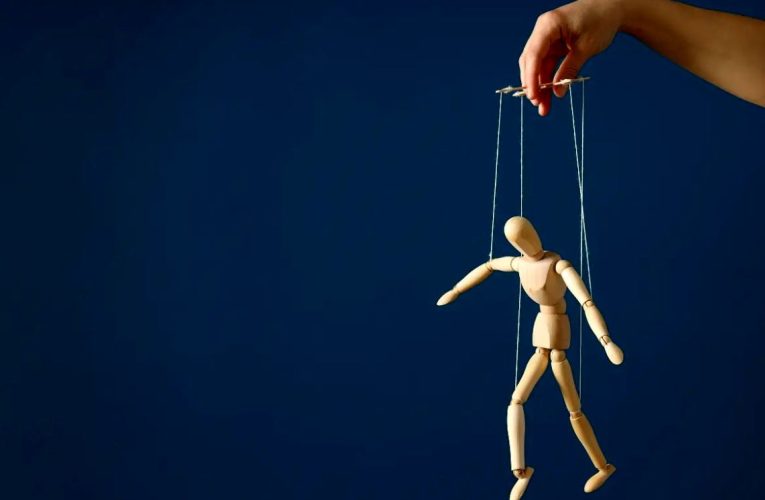 با همسر کنترل‌گر چطور حرکت کنم؟_آینده