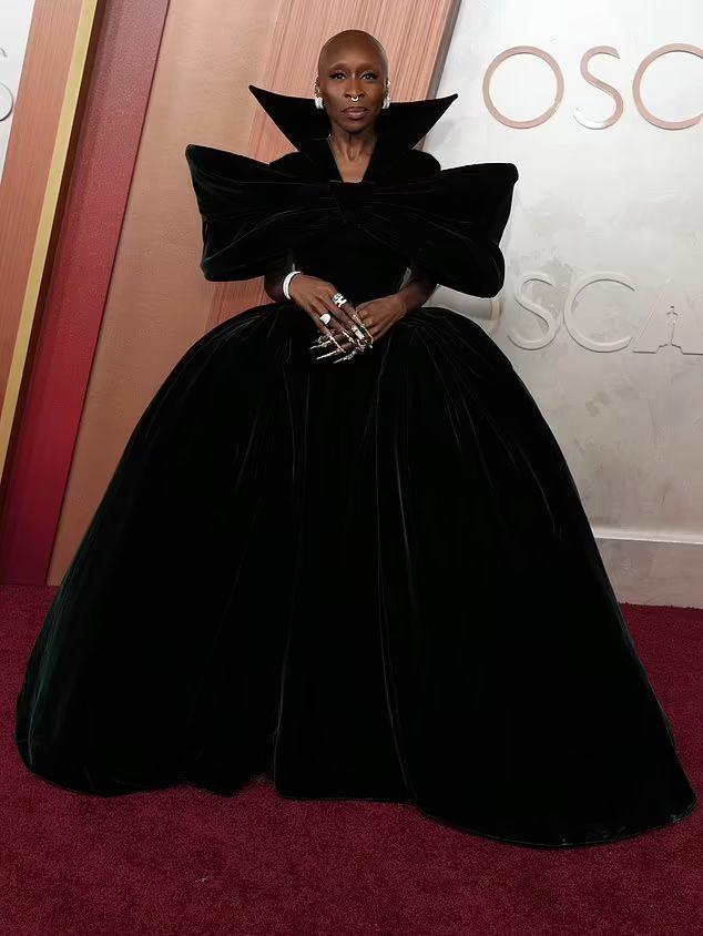 1741028448 356 بدترین استایل های اسکار ۲۰۲۵؛ آریانا گرانده با پیراهن پفی