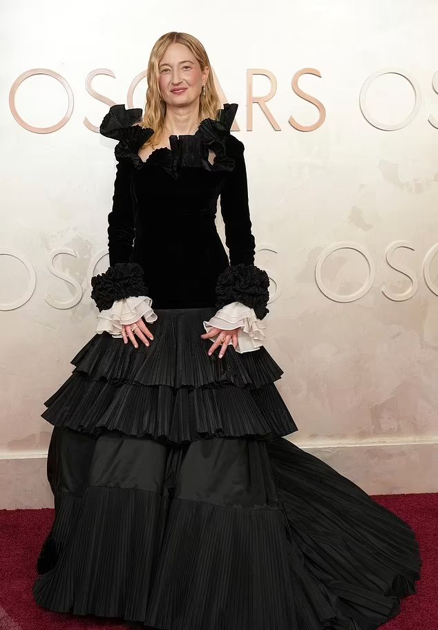 1741028449 139 بدترین استایل های اسکار ۲۰۲۵؛ آریانا گرانده با پیراهن پفی