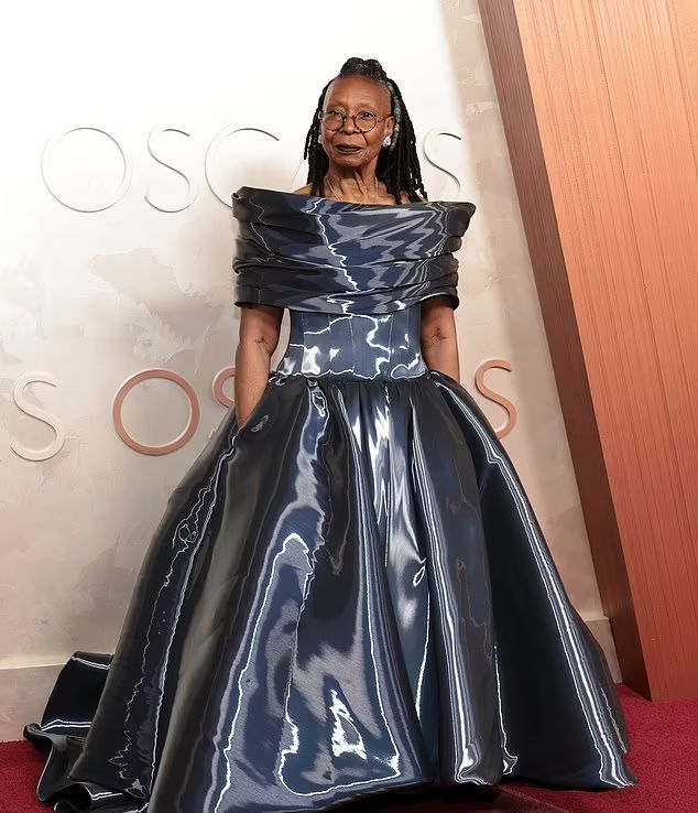 1741028449 329 بدترین استایل های اسکار ۲۰۲۵؛ آریانا گرانده با پیراهن پفی