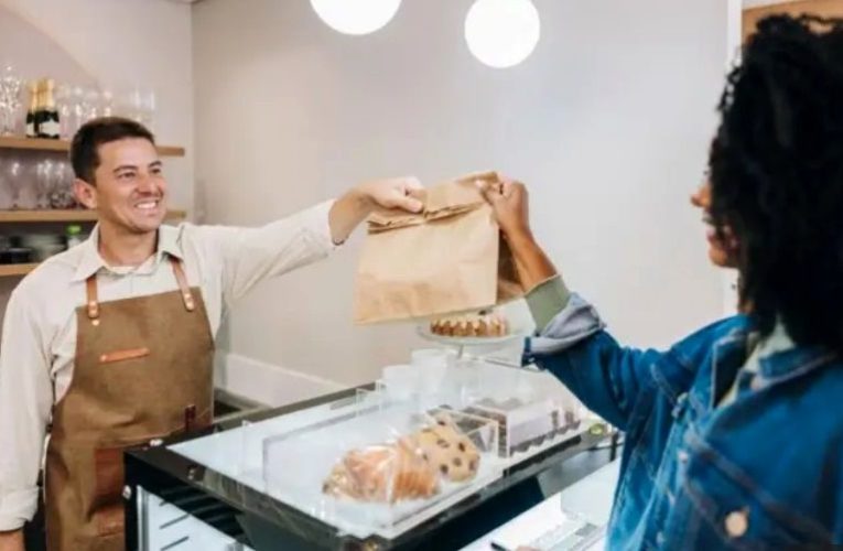 سخن زدن با غریبه ها ما را شاد‌تر می‌کند؛ چطور سر سخن بگویید را باز کنیم؟_آینده