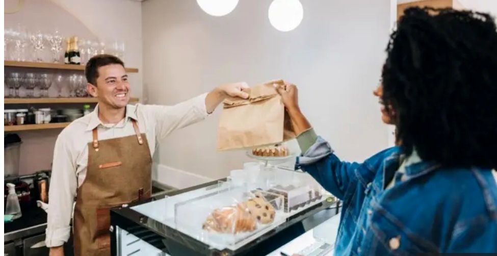 حرف زدن با غریبه‌ها ما را شاد‌تر می‌کند؛ چطور سر صحبت را باز کنیم؟