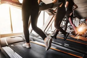 پیاده روی در پارک یا روی تردمیل، کدامیک بهتر است؟_آینده