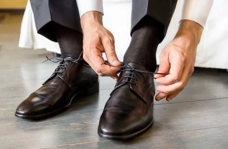 ۱۵ روش خانگی برای گشادکردن کفش تنگ_آینده