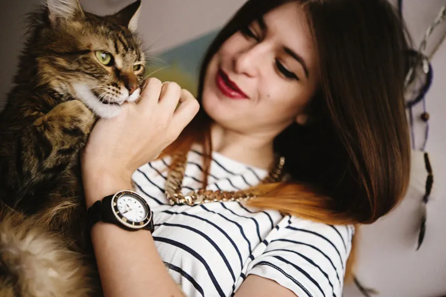 آیا شما هم دچار «اعتیاد به استرس» هستید؟ ۶ روش کاربردی برای رهایی از این رنج_آینده 51 در آغوش گرفتن حیوانات