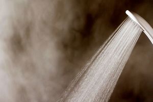 برای ریکاوری عضلات بدن دوش آب گرم سودمند است یا آب سرد؟_آینده