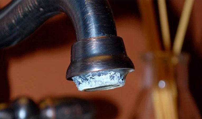 چطور رسوب آب را از بین ببریم؟! [۵ ترفند خانگی موثر]_آینده