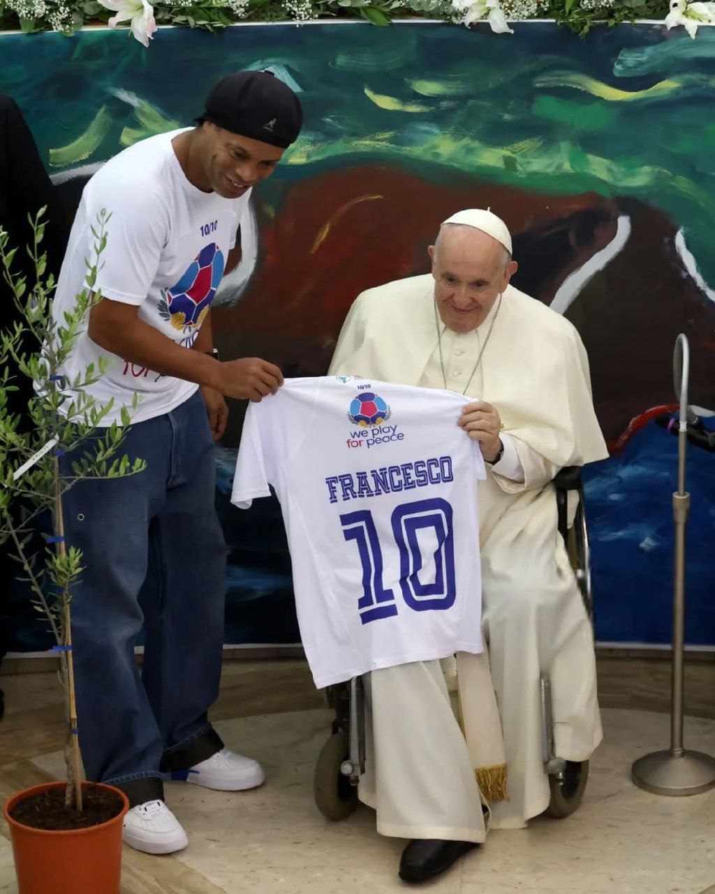 عشق فوتبال ترین پاپ تاریخ؛ نگاهی به قاب های مشترک پاپ فرانسیس و چهره های فوتبالی_آینده 32 photo_2025-04-24_12-50-07 (2)