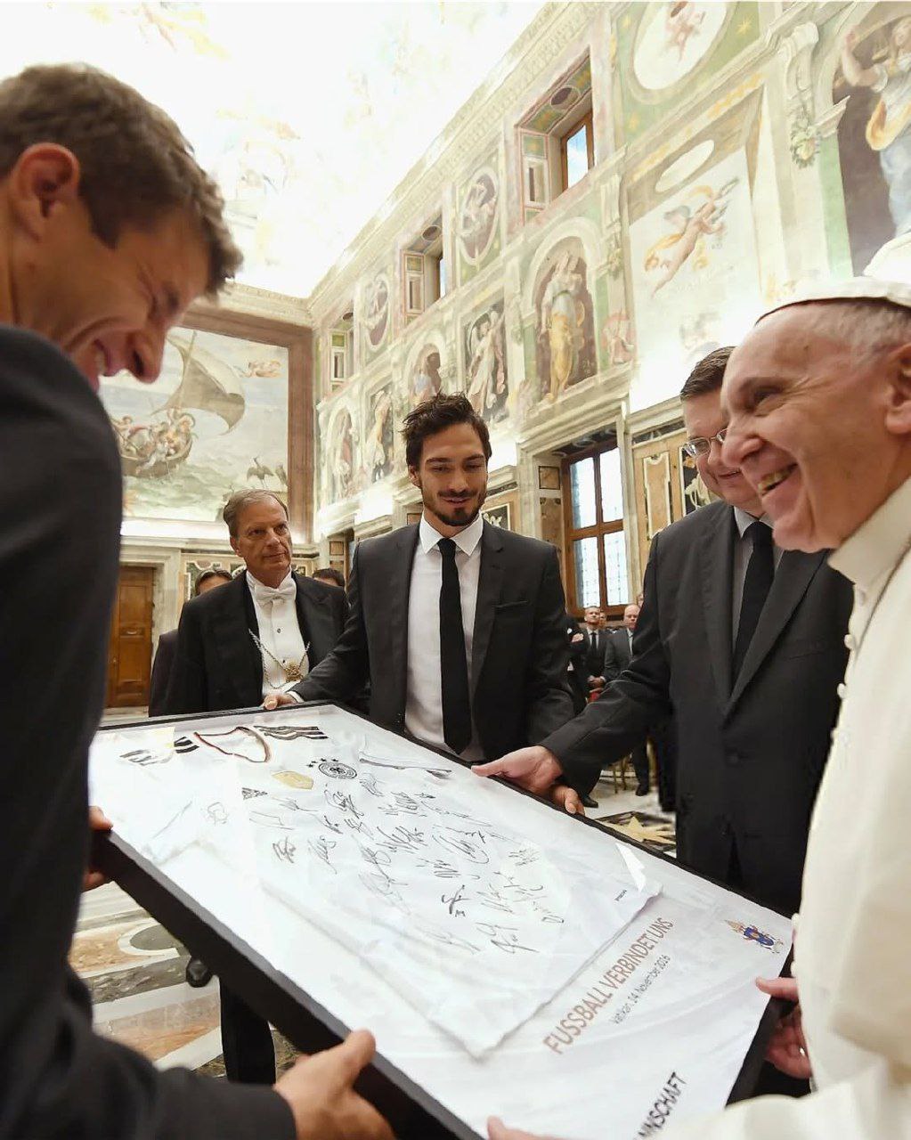 عشق فوتبال ترین پاپ تاریخ؛ نگاهی به قاب های مشترک پاپ فرانسیس و چهره های فوتبالی_آینده 33 photo_2025-04-24_12-50-07