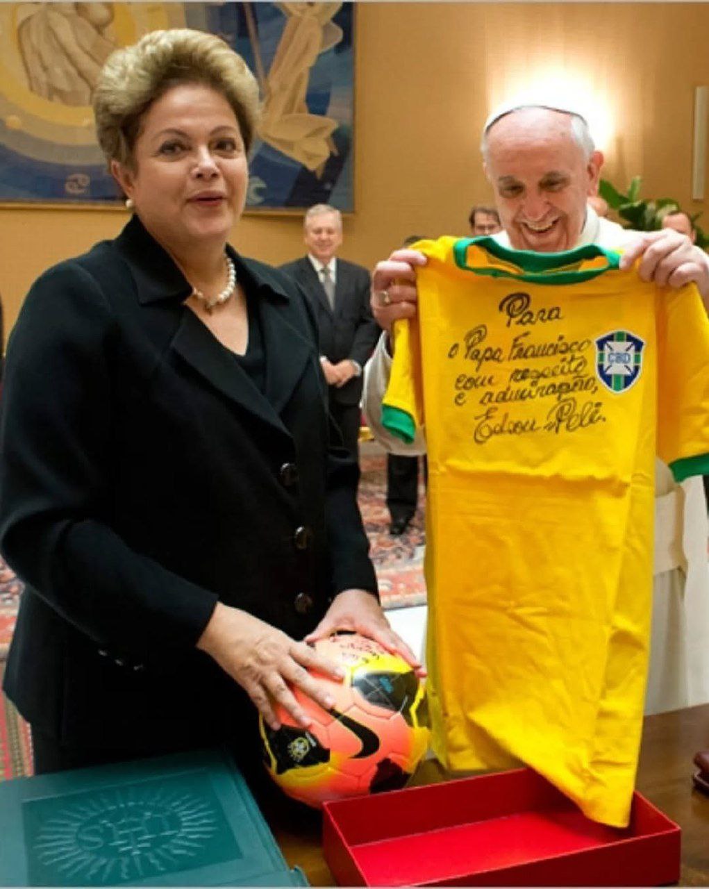 عشق فوتبال ترین پاپ تاریخ؛ نگاهی به قاب های مشترک پاپ فرانسیس و چهره های فوتبالی_آینده 37 photo_2025-04-24_12-50-09