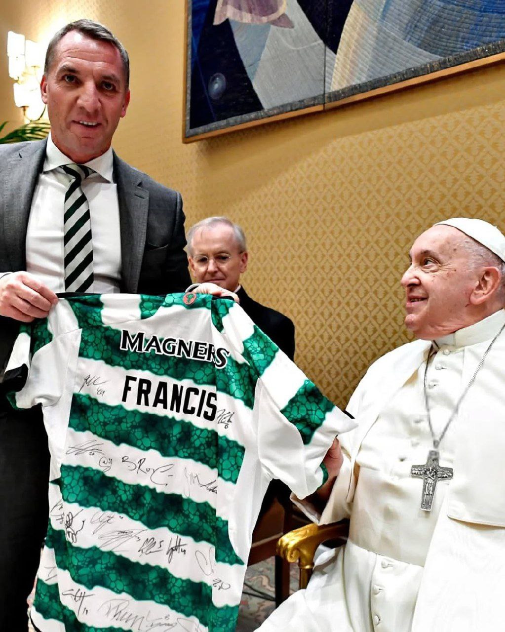 عشق فوتبال ترین پاپ تاریخ؛ نگاهی به قاب های مشترک پاپ فرانسیس و چهره های فوتبالی_آینده 34 photo_2025-04-24_12-50-08 (2)