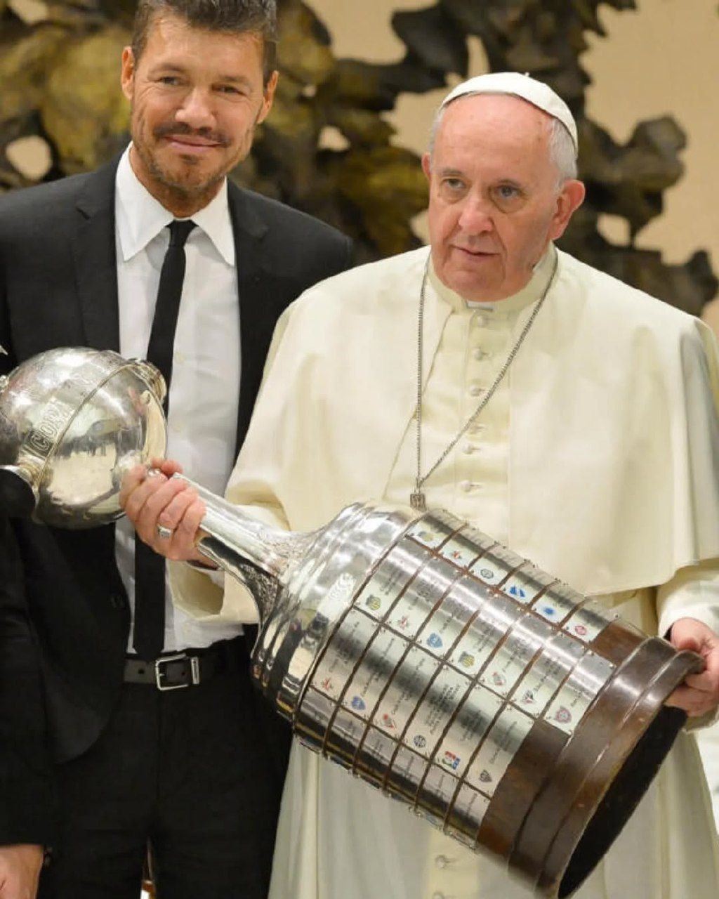 عشق فوتبال ترین پاپ تاریخ؛ نگاهی به قاب های مشترک پاپ فرانسیس و چهره های فوتبالی_آینده 38 photo_2025-04-24_12-50-10