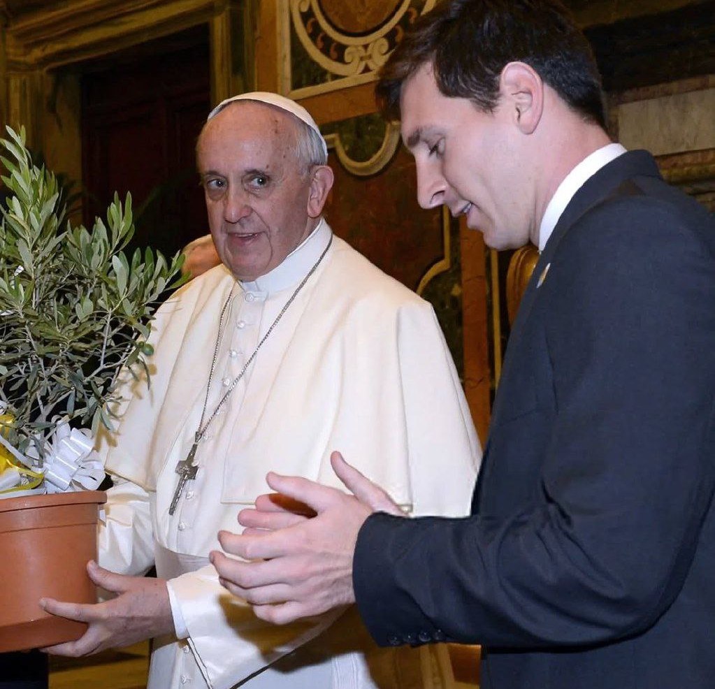 عشق فوتبال ترین پاپ تاریخ؛ نگاهی به قاب های مشترک پاپ فرانسیس و چهره های فوتبالی_آینده 36 photo_2025-04-24_12-50-09 (2)