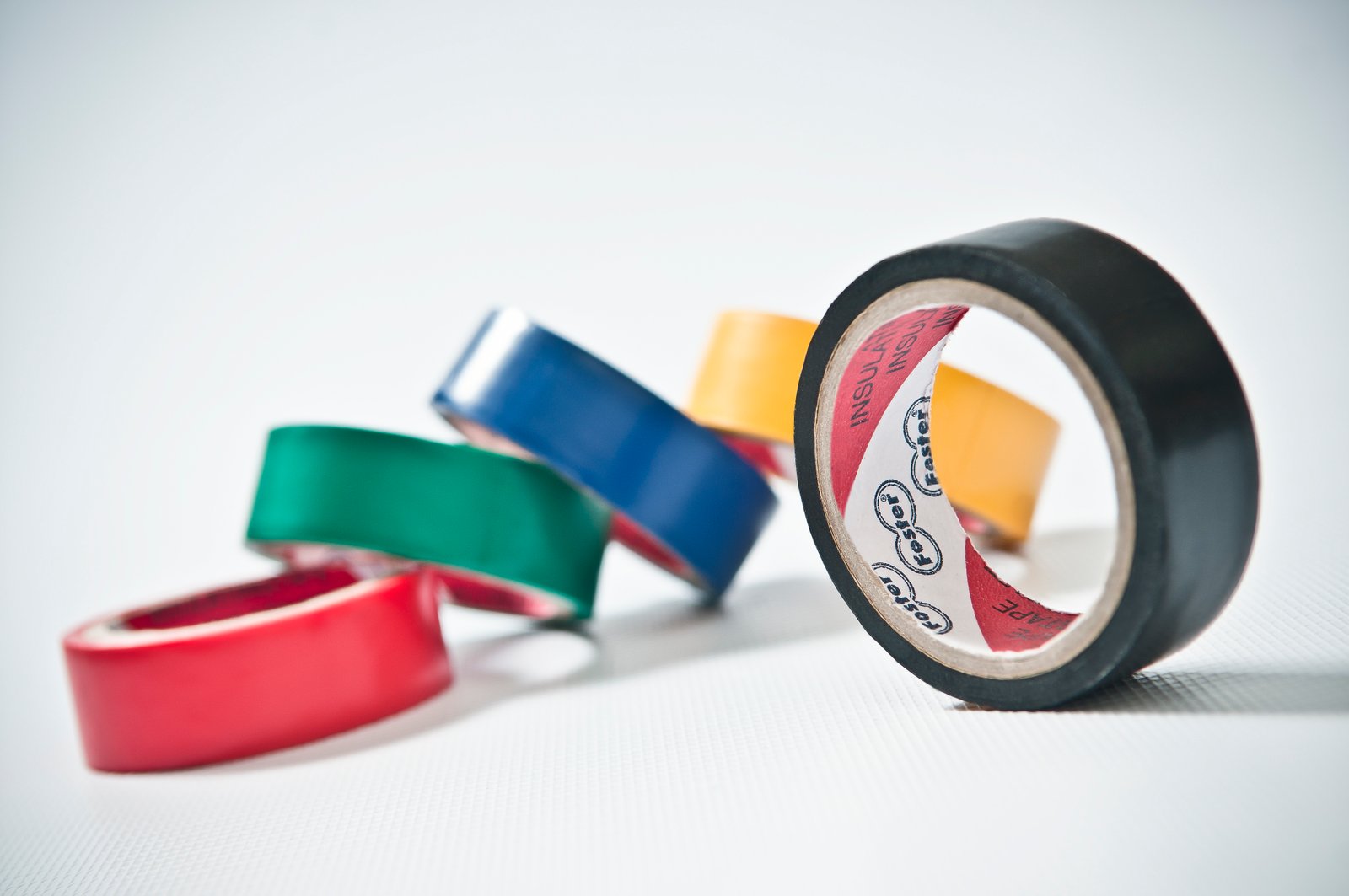 بهترین چسب برق برای اتصالات مقاوم و پایدار 13 بهترین چسب برق برای اتصالات مقاوم و پایدار