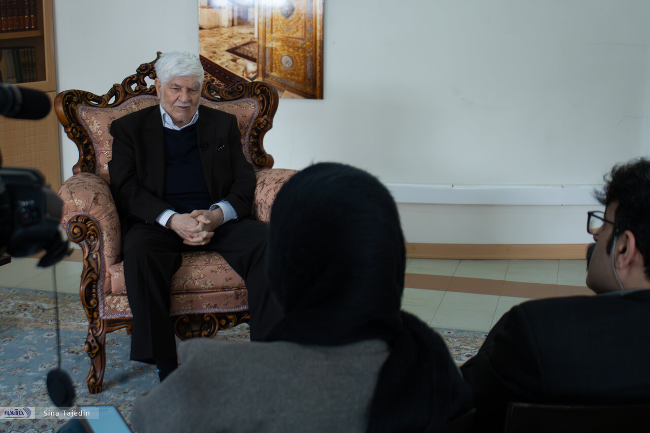 امام(ره) سریال «اوشین» را دوست داشتند/ شش تکه از سریال «امام علی» حذف شد/ حقیقت «اوشین» چیزی نبوده است که ما نشان دادیم، حذفیات بسیاری داشت_آینده 15 امام(ره) سریال «اوشین» را دوست داشتند/ شش قسمت از سریال «امام علی» حذف شد/ واقعیت «اوشین» چیزی نبود که ما نشان دادیم، حذفیات زیادی داشت