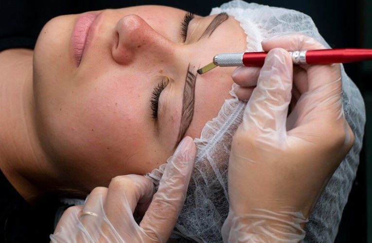 کاشت ابرو؛ راه‌ حلی دائمی برای داشتن ابروهایی پرپشت و طبیعی