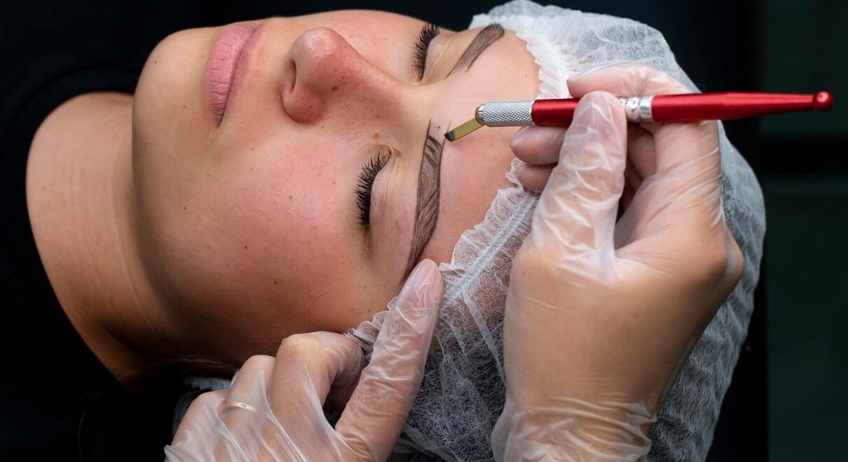 کاشت ابرو؛ راه‌ حلی دائمی برای داشتن ابروهایی پرپشت و طبیعی