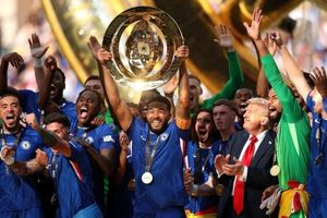 ترامپ پروتکل سرش نمی‌شود و کنار بازیکنان چلسی می ماند!/ رئیس فیفا چگونه او را از سکو دور کرد؟!/ ویدئو