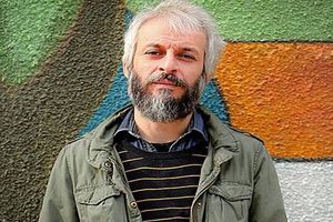 کاظم سیاحی در «استخر» افتاد