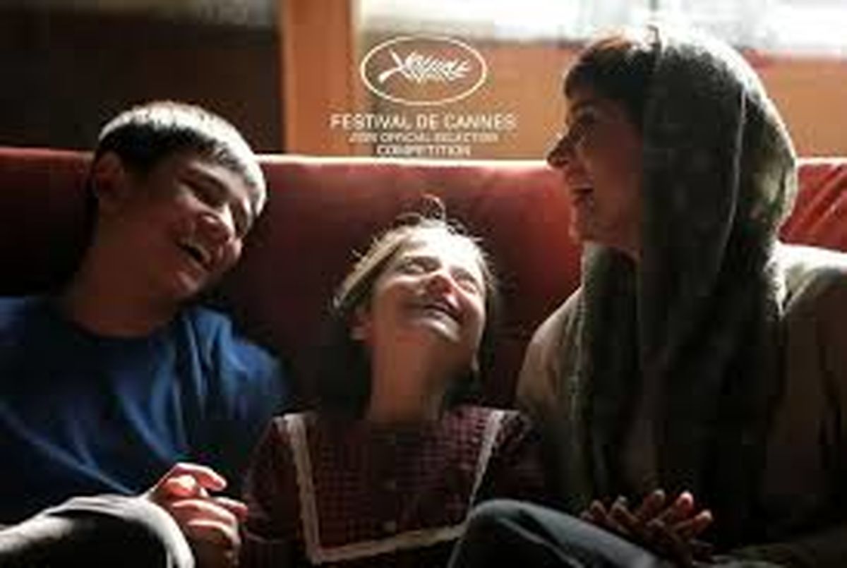 صحبت‌های سعید روستایی درباره حضور و نقش آفرینی پری ناز ایزدیار در «زن و بچه»/ ویدئو