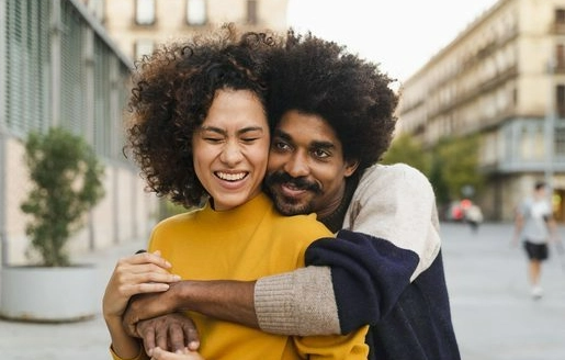 این ۱۰ راز طلایی زوج‌های خوشبخت را از دست ندهید!_آینده