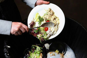 ایرانی‌ها سالی ۶ تن غذا دور می‌ریزند/ زیان ۳۰ میلیارد دلاری از دور ریز غذا_آینده