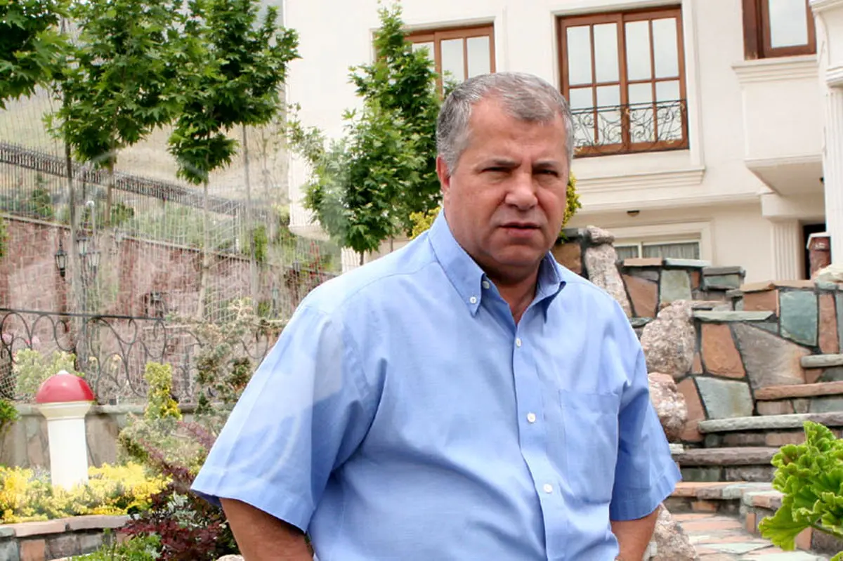 واکنش علی پروین به عکس علی دایی  با خواننده آن طرف آبی