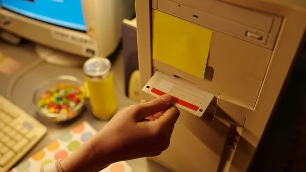 آیا آهنربا واقعا می‌تواند به وسایل الکترونیکی شما آسیب برساند؟