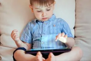 تلفنهای هوشمند؛ عامل افسردگی کودکان!_آینده 13 گوشیهای هوشمند؛ عامل افسردگی کودکان!