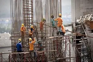 بیکاری ۸۰ تا ۹۰ درصدی کارگران ساختمانی/ دولت فکری به حال سفره های کارگران کند_آینده