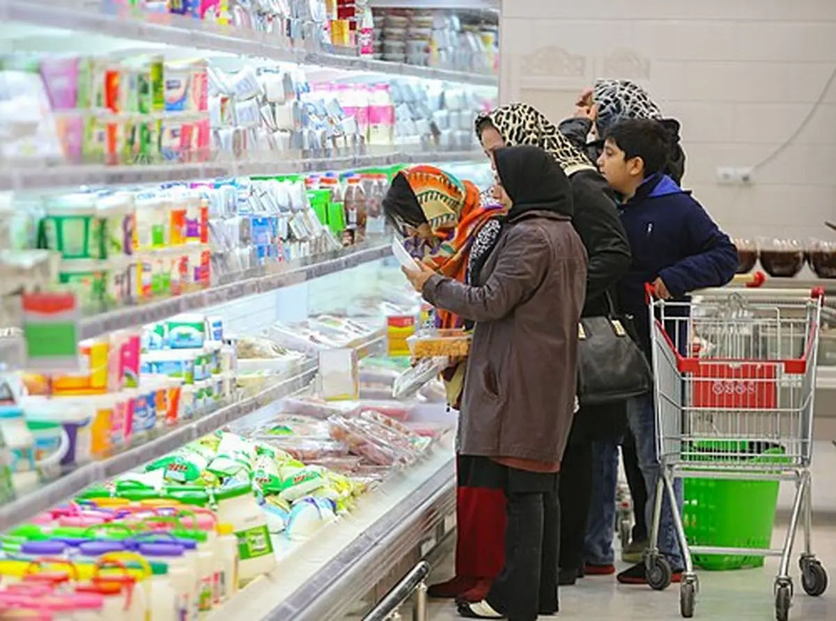 حیرت خبرنگار شبکه العربی از ایران؛ فروشگاه‌های مملو از کالا در میانه جنگ/ ویدئو
