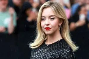 واقعی؛ سیدنی سوینی بازیگر نقش جیمز باند می‌شود | یک مامور ۰۰۷ با اسلحه زیبایی