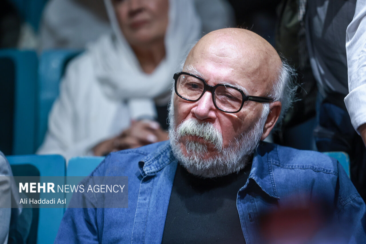 اهدای نشان هنری به داوودنژاد در میان انتقادات ورشکستگی سینما