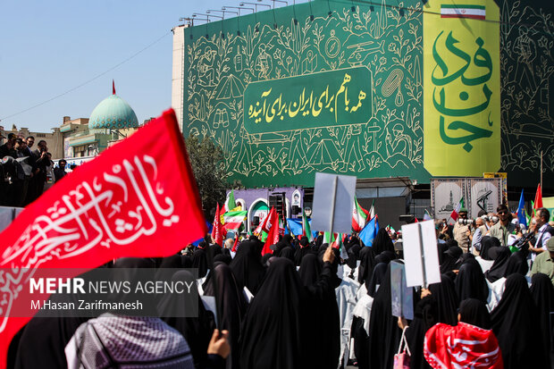 رزمایش بزرگ ۳۱۳ هزار جانفدای ایران در تهران 25 رزمایش گسترده ۳۱۳ هزار نیروی بسیج در تهران