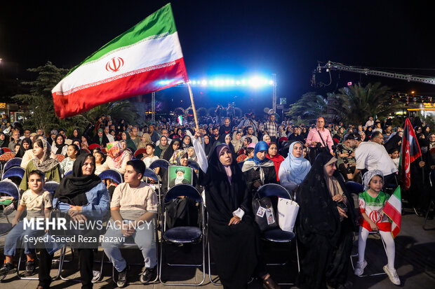 برگزاری اجتماع بزرگ «امام زمانیها» در میدان راهآهن تهران 13 اجتماع بزرگ امام زمانیها در میدان راهآهن تهران برگزار شد