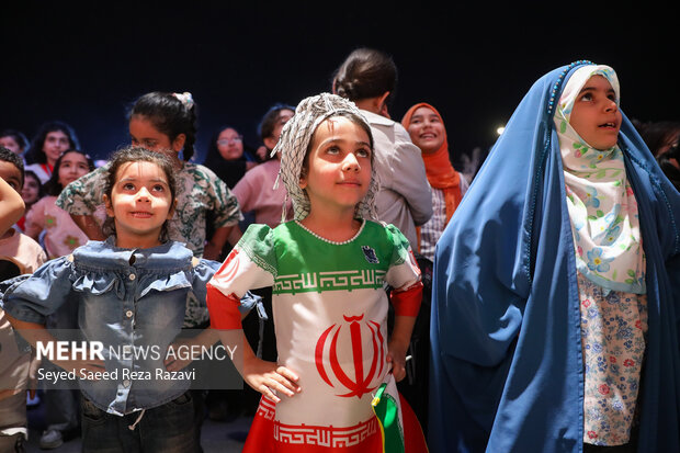 برگزاری اجتماع بزرگ «امام زمانیها» در میدان راهآهن تهران 16 اجتماع بزرگ امام زمانیها در میدان راهآهن تهران برگزار شد