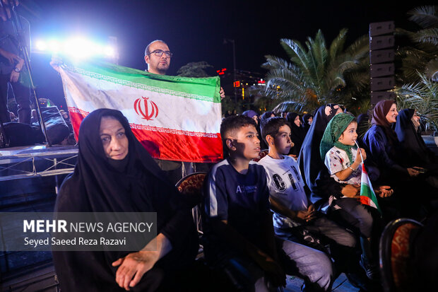 برگزاری اجتماع بزرگ «امام زمانیها» در میدان راهآهن تهران 25 اجتماع بزرگ امام زمانیها در میدان راهآهن تهران برگزار شد