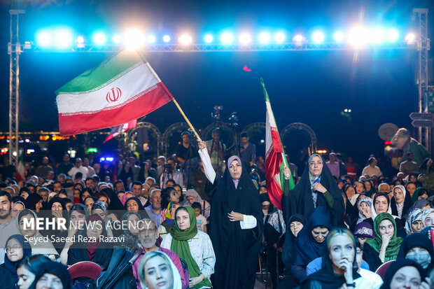 برگزاری اجتماع بزرگ «امام زمانیها» در میدان راهآهن تهران 32 اجتماع بزرگ امام زمانیها در میدان راهآهن تهران برگزار شد