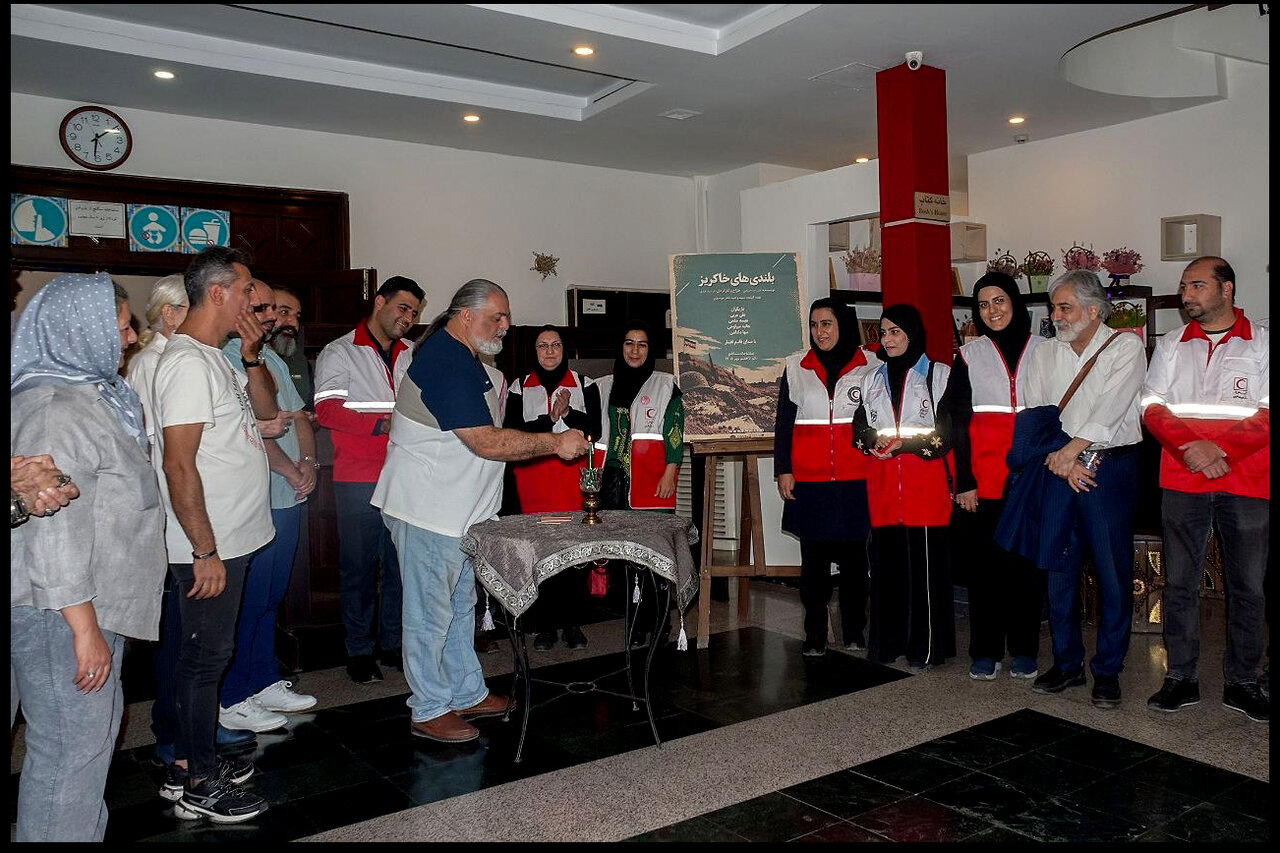 نمایش بلندیهای خاکریز با حضور افکار عمومی و هلال احمر در سنگلج برگزار شد