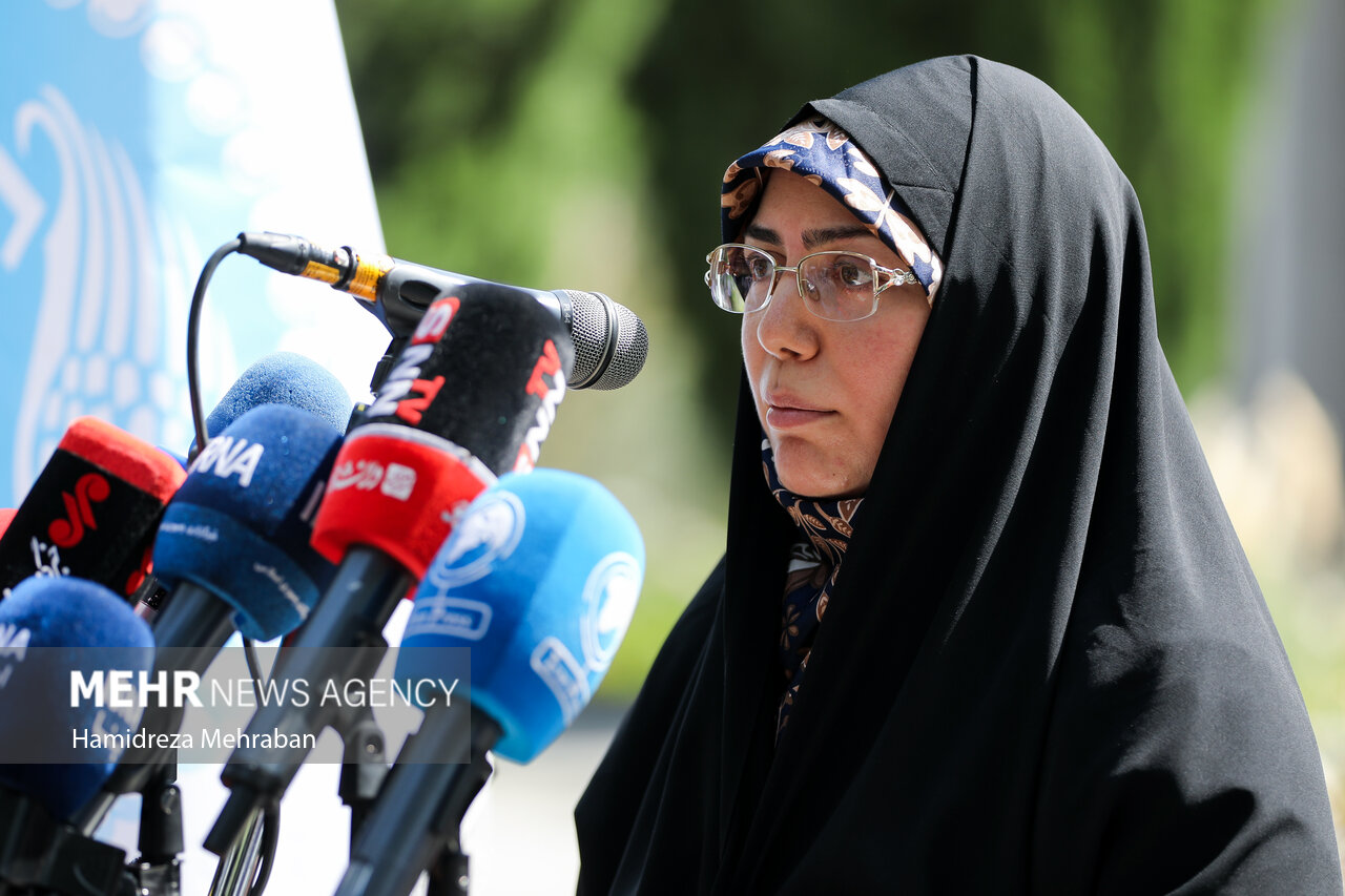دختر شهید نصیرزاده احترام زارع به پرچم